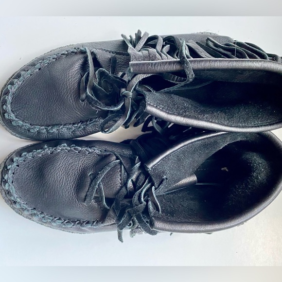 Leather fringe moccasin with crepe sole. - Picture 4 of 5